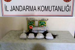 Ele geçirilen kaçak çayın içinden esrar çıktı