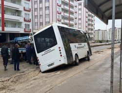 Ergani’de Belediye Halk Otobüsü çukura düştü