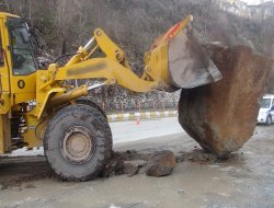 Kayalar yola yuvarlandı