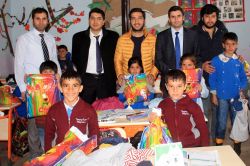 Üniversite öğrencilerinden ilkokul öğrencilerine kıyafet yardımı