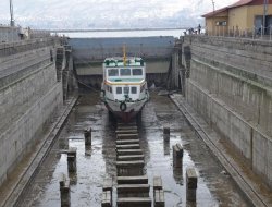 Çürümeye terk edilen turistik tekne bakıma alındı