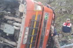 Bitlis’te kamyon devrildi:1 ağır yaralı