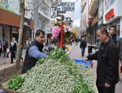 Çağla bademi tezgâhlardaki yerini aldı