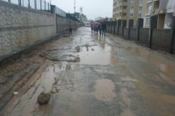 Yollarda oluşan çukurlar mahalleliyi isyan ettirdi