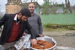 20 yıldır geçimini tatlı satarak sağlıyor