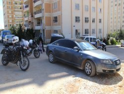 "Dur" ihtarına uymayan otomobilde 3 ruhsatsız tabanca ele geçirildi