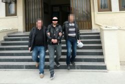 Cezaevi firarisi bankamatikte unutulan parayı çekince yakalandı