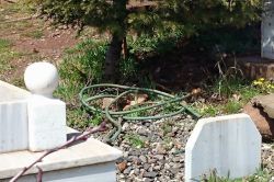 Bingöl'deki şehir mezarlığı çöplerden geçilmiyor