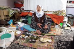 88 yaşında ve yalnız başına 20 yıldır tek odalı evde foto video