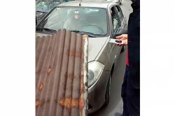 Araba fırlayan çatı sacının altında kaldı foto video