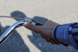 Bisiklete bağladığı zikirmatikle salavat çekiyor