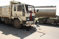 Nusaybin'de kırmızı ışıkta bekleyen TIR'a arkadan çarptı: 1 yaralı
