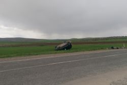 Mazıdağı'nda lastiği patlayan otomobil takla attı