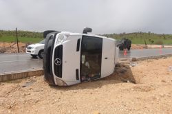 Mardin yolcu minibüsü Mazıdağı kavşağı civarında kayarak devrildi: 7 yaralı