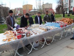 Rahmet Eli Gıda Bankası kutlu doğumda kermes açtı