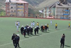 Bitlis Özgüzeldere Spor ile Tatvan Gençlerbirliği Spor maçında olaylar çıktı foto video