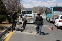 Bingöl Belediyesi kanalizasyon kapaklarını yol seviyesine getiriyor