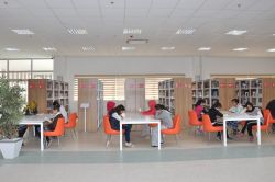 Ortaokul öğrencileri Batman Üniversitesi kütüphanesinde kitap okudu