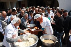 İzmir Menemen'de 500 kişilik kutlu doğum yemeği foto