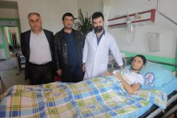 Köprüden düşen genç felç olmaktan kurtuldu