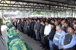 Tarsus-Adana-Gaziantep otoyolundaki kazada ölen 5 kişi toprağa verildi