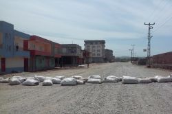 Belediyeye tepki olarak yolu trafiğe kapattılar