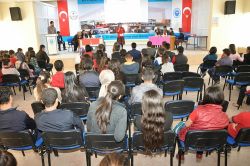 Öğrenciler münazarada eğitimi tartıştı