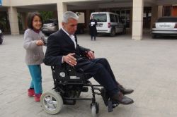 Kızıltepe'de Suriyeli engelli, akülü sandalyeye kavuştu video