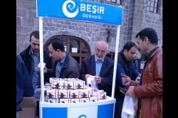 Beşir Derneği Diyarbakır'da halka simit dağıttı