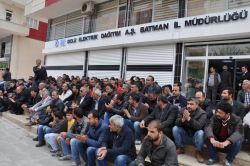 Batman'da işten çıkarılan işçiler oturma eylemi yaptı video