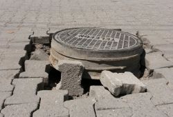 Şanlıurfa Eyyübiye'deki kırılan kapak tehlike saçıyor foto