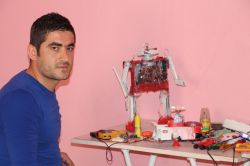 Kamyon şoförü yaptığı robota destek bekliyor foto video