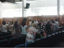 Bakan konuşurken öğretmenler salonu terk etti