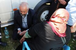 Mevlit etkinliğinde fenalaşan kadına ilk müdahaleyi Aydın Gök yaptı