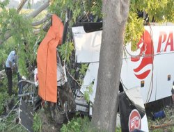 Yolcu Otobüsü Kaza Yaptı: 6 Ölü (Video)