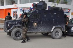Batman’da mahkumu almaya giden polise taşlı saldırı