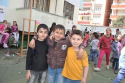 Savaş mağduru çocuklar yardım bekliyor video