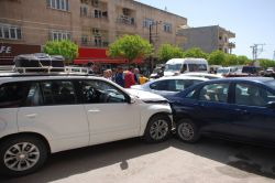 Irak plakalı Jeep park halindeki otomobillere çarptı