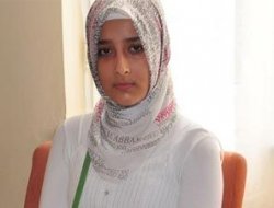 Başörtüsü ile karne almaya gitti, kovuldu!