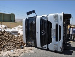 Saman Yüklü TIR Devrildi