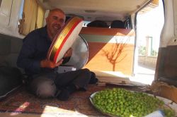 Def eşliğinde mevlid okuyarak seyyar satıcılık yapıyor foto video