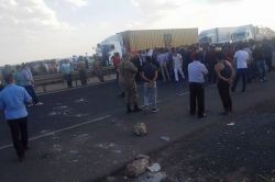 Viranşehirli çiftçiler yol kapattı