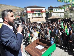 “Bernameya pênasînê ya namzetê Hur a Bidlîsê di hewaya mîtîngê de derbas bû”
