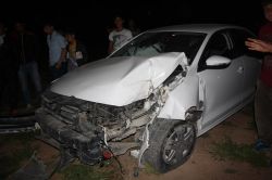 Virajı alamayan otomobil elektrik direğine çarptı