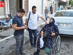 Kızı tarafından kovulan Suriyeli kadına gazeteciler sahip çıktı