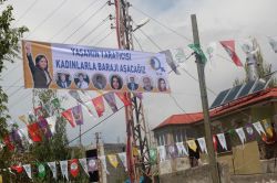 HDP Allah’ın yaratıcılığını inkar eden pankart astı