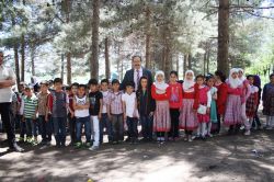 Savaştan kaçan Suriyeli aileleri pikniğe götürdüler