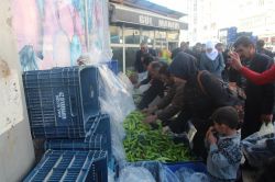 Ucuz sebzeler kapışıldı