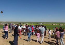 Çocuklar uçurtma uçurdu