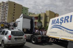 Kızıltepe'de tır dorsesi kavşakta öğrenci servisinin üzerine devrildi video